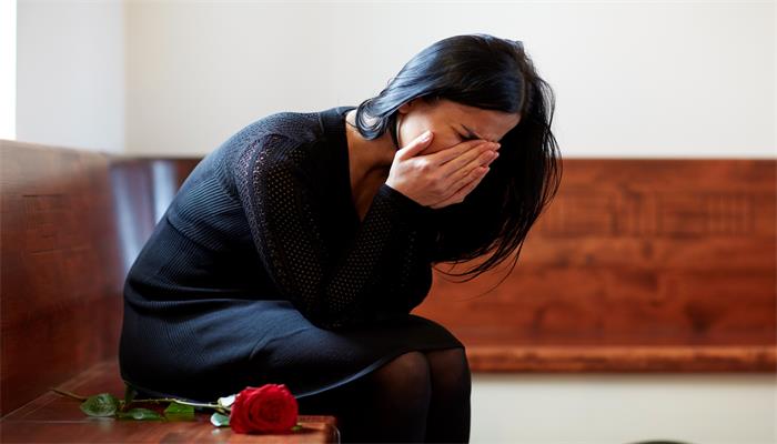 做梦梦见认识的人死了是什么征兆