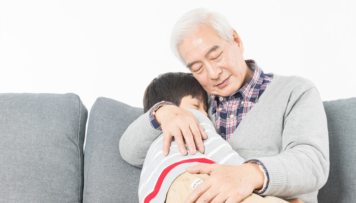 做梦梦见死去的外公活着跟我说话