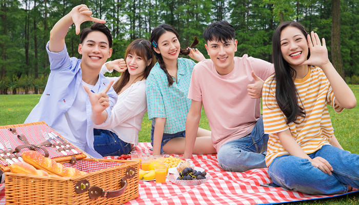 做梦梦见一个男的跟着两个女