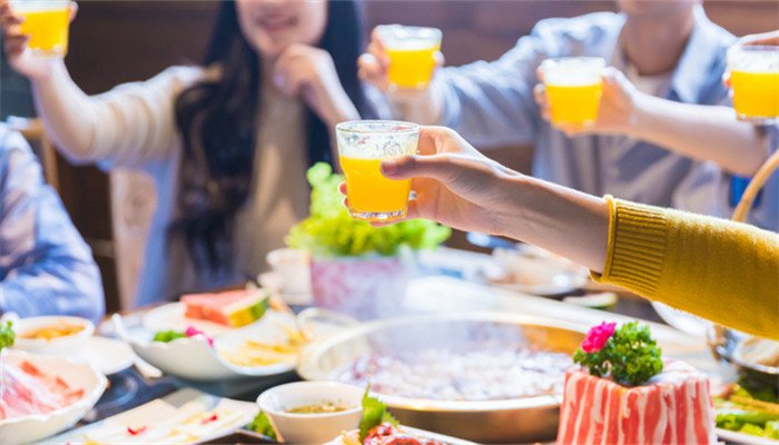 做梦梦见自己请客吃饭是什么意思