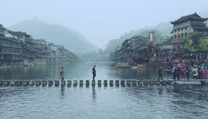 做梦梦见趟水过河遇人挡道