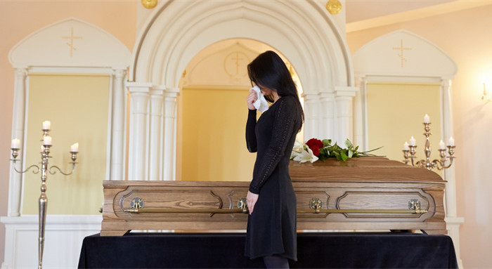 做梦梦见抬装着死人的棺材