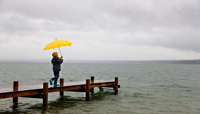做梦梦见淋着雨渡河是什么意思 做梦梦见淋着雨渡河是什么预兆