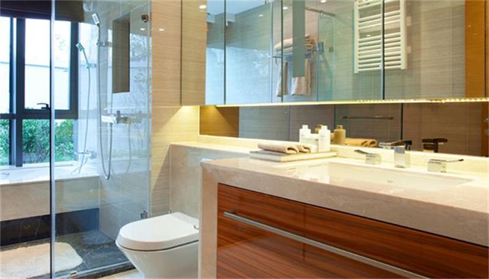 女人做梦梦见衣服掉到厕所里了