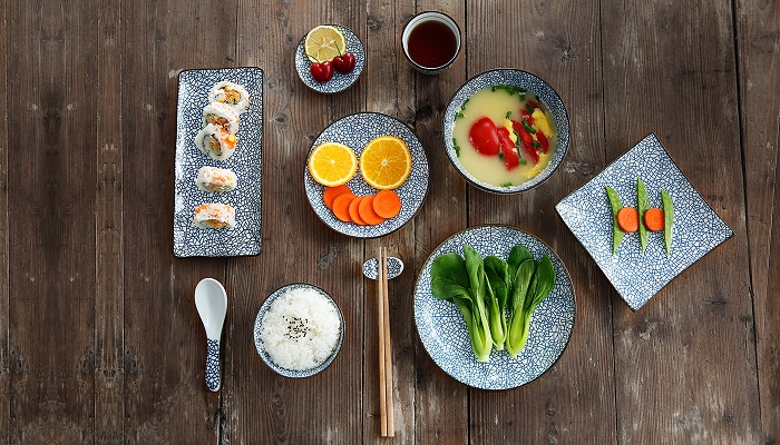 做梦梦见用银盘子吃饭是什么意思 做梦梦见用银盘子吃饭是什么预兆