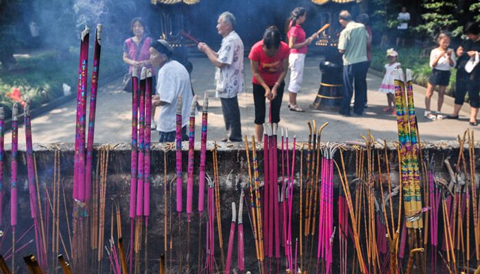 做梦梦见孩子在玩祭拜死人的香