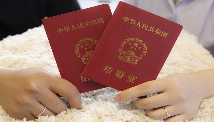 做梦梦见领结婚证是什么意思 做梦梦见领结婚证预示着什么