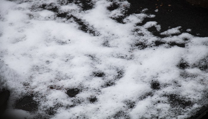 女人做梦梦见地上一层薄薄的雪