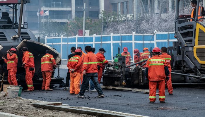 做梦梦见自己家门前修路什么意思