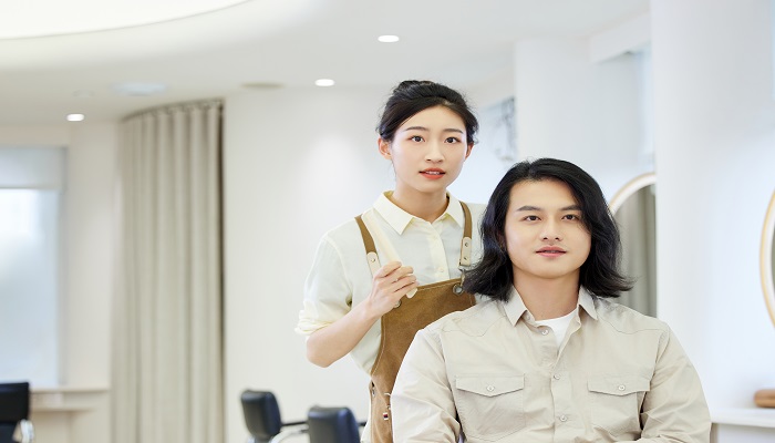 做梦梦见自己理发变了发型什么意思