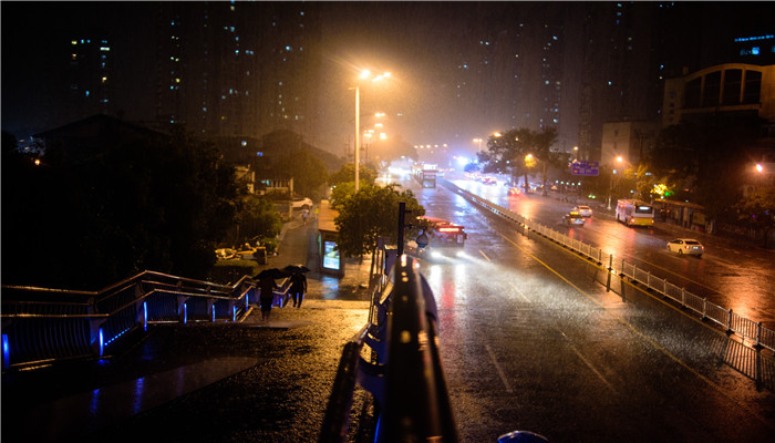 做梦梦见突然下大雨是什么意思