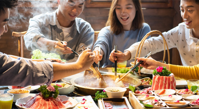做梦梦见一群人给自己过生日