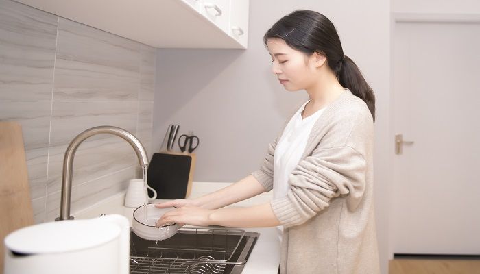 女人做梦梦见自己洗碗是什么意思 女人做梦梦见自己洗碗有什么预兆