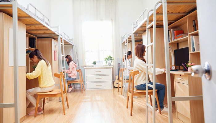 做梦梦见学校的宿舍拆了我搬家