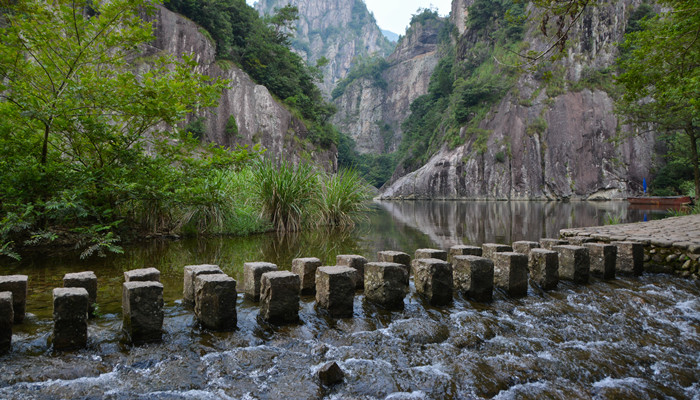 做梦梦见垮石岩
