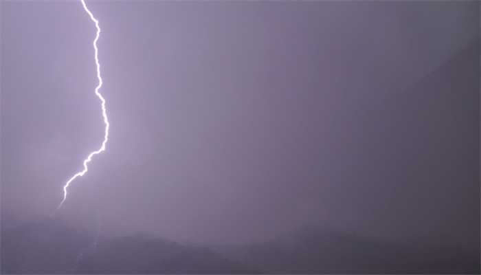 做梦梦见雷劈到地上