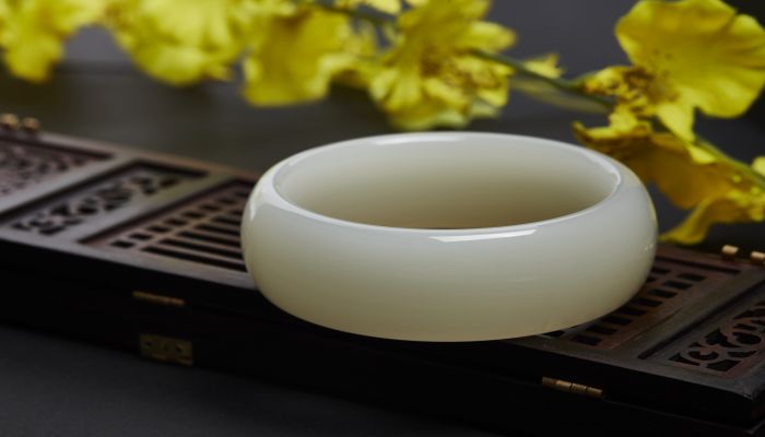 做梦梦见玉碎是什么意思 做梦梦见玉碎有什么预兆