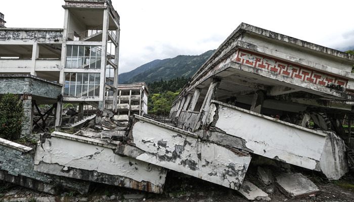 做梦梦见地震山崩地裂逃生成功
