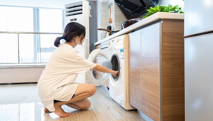做梦梦见来月经还把衣服弄脏了是什么意思