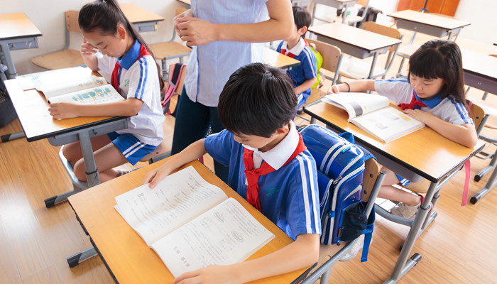 做梦梦见小学老师是什么意思