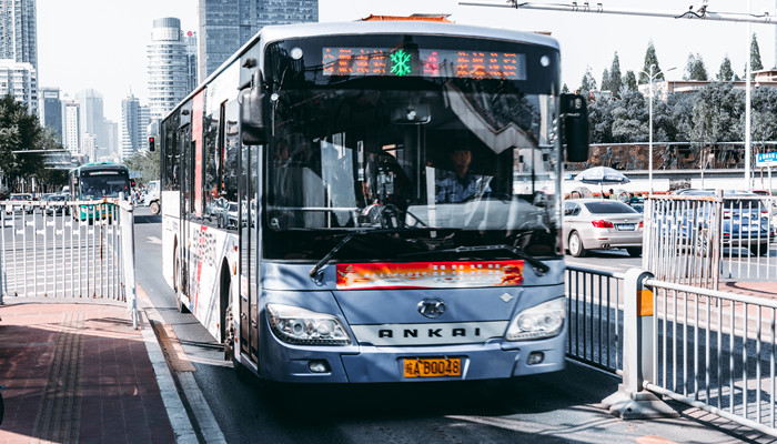 女人做梦梦见坐大巴车是什么意思