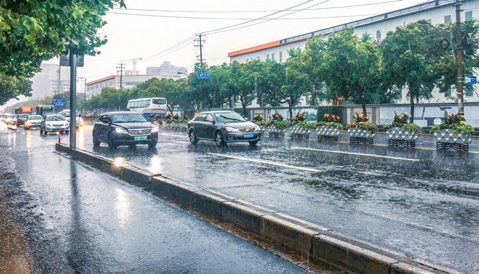 做梦梦见天下雨了是什么意思