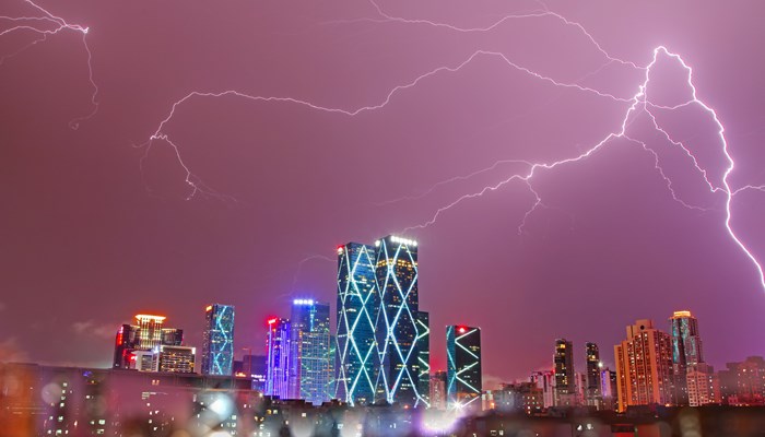 做梦梦见打雷闪电倾盆大雨是什么意思
