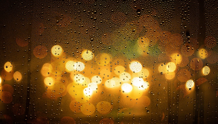 梦到屋里漏雨是什么意思
