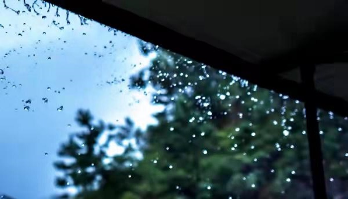 做梦梦见在雨中走路是什么意思