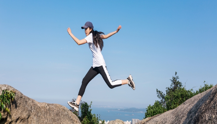 女人做梦梦见从高处往下跳很稳