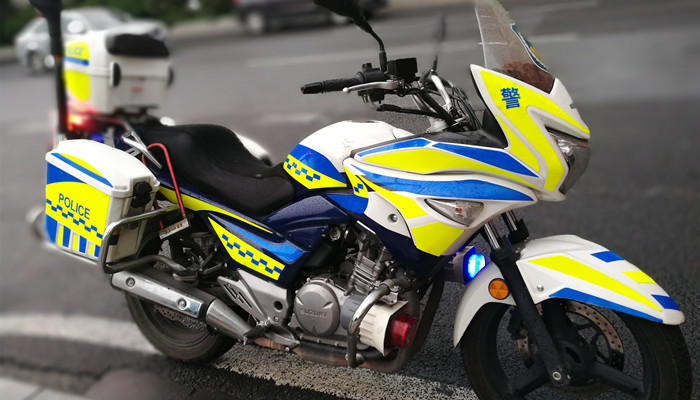 做梦梦见报警寻求警察帮助