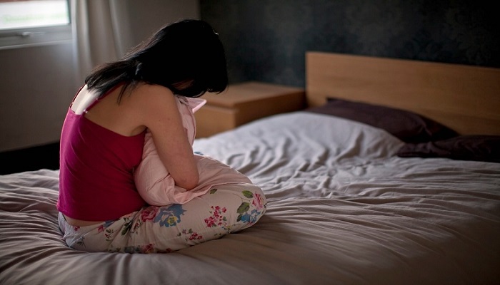 女人做梦梦见抱着被子走路