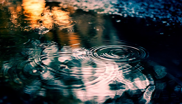 做梦梦见房顶漏雨水了是什么意思