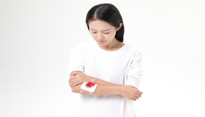 做梦做梦梦见血是什么征兆女人