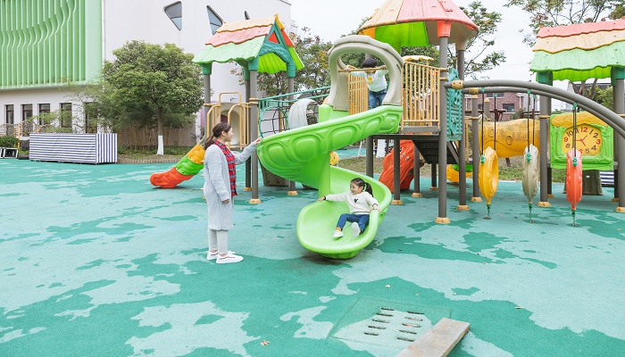 女人做梦梦见坐滑梯往下滑