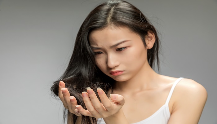 做梦梦见头发用手一抓就掉是什么意思 做梦梦见头发用手一抓就掉有什么预兆