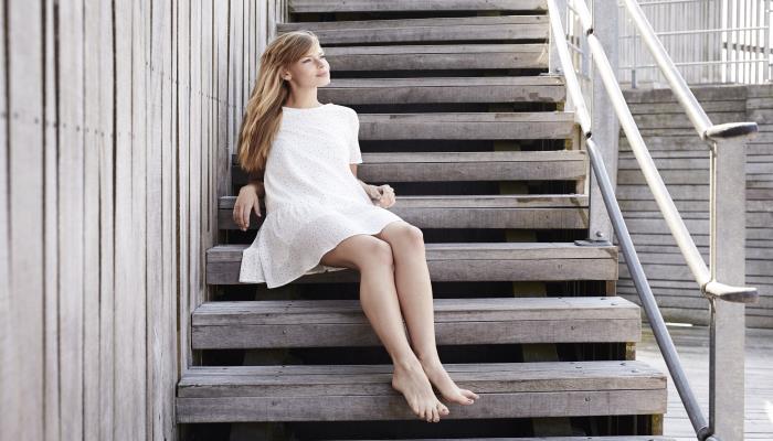 做梦梦见光脚走路想找鞋穿