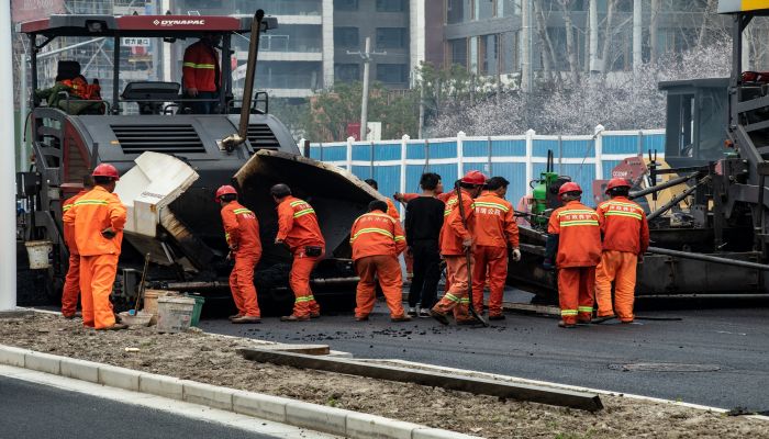 做梦梦见自己家门前修路是什么意思 做梦梦见自己家门前修路有什么预兆
