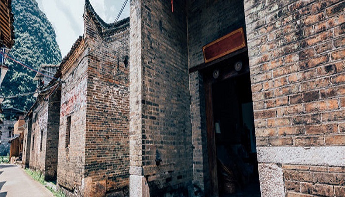 做梦梦见下雨房子倒塌是什么预兆