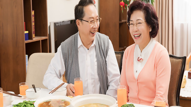 做梦梦见家里款待客人吃饭