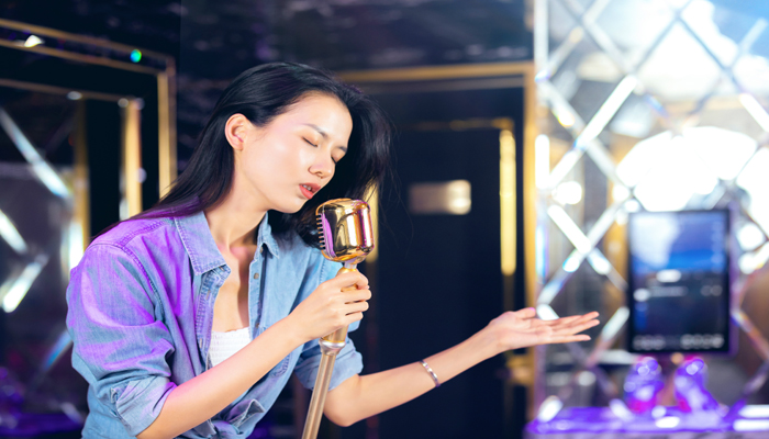 女人做梦梦见别的女人唱歌