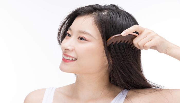 女人做梦梦见掉一绺头发是什么意思 女人做梦梦见掉一绺头发有什么预兆 