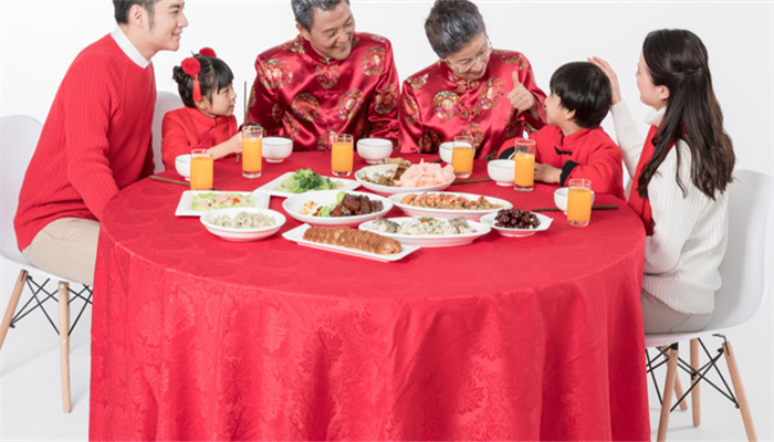 做梦梦见过年亲戚聚在一起吃饭