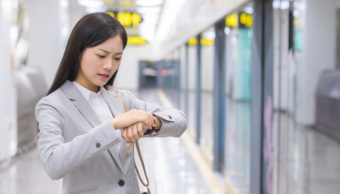 女人做梦梦见上班迟到了很着急