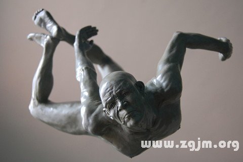做梦梦见从空中坠落是什么意思 做梦梦见从空中坠落有什么预兆