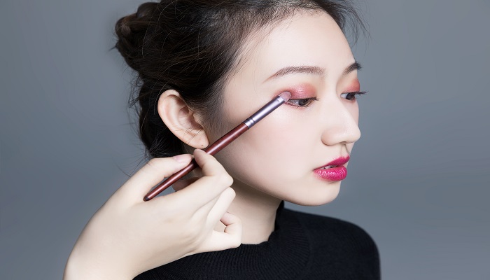 做梦梦见别的女人化妆是什么意思