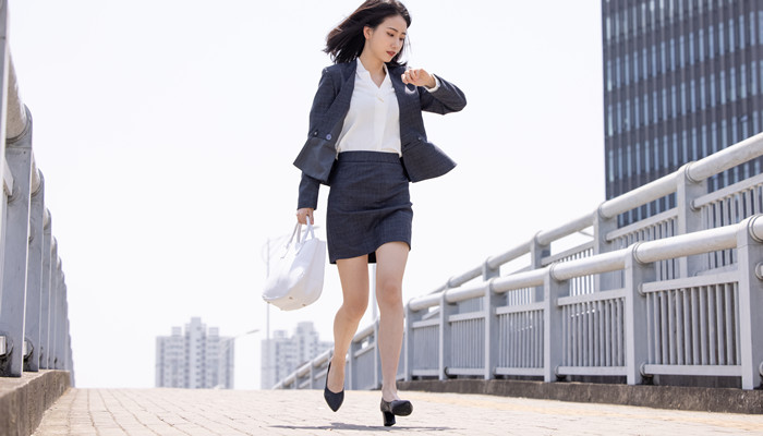 做梦梦见自己和他人在赶路