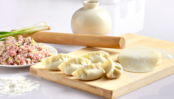 做梦梦见几个人一起包饺子