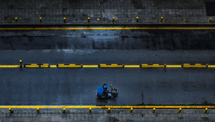 做梦梦见在雨中奔跑是什么意思