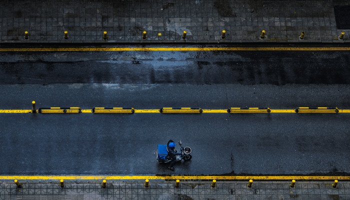 做梦梦见出门在路上下雨被淹